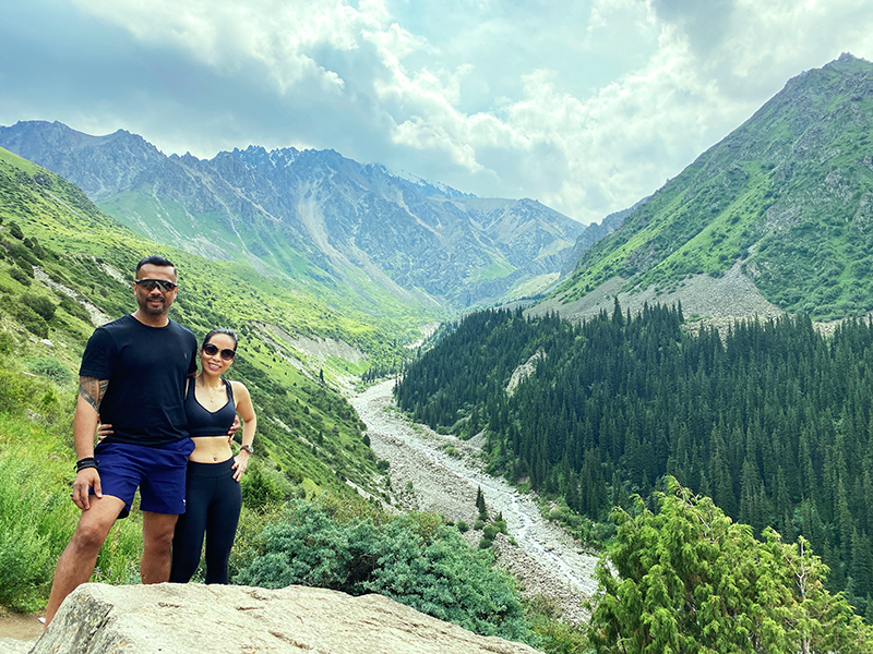 A couple travelling with Ventura Tours Kyrgyzstan in the mountains